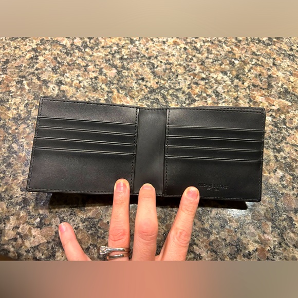 Authentic Michael Kors Men’s Harrison Billfold Wallet - Picture 9 of 14